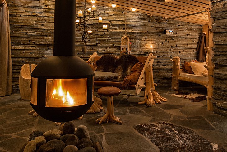 Engholm Husky Lodge fireplace