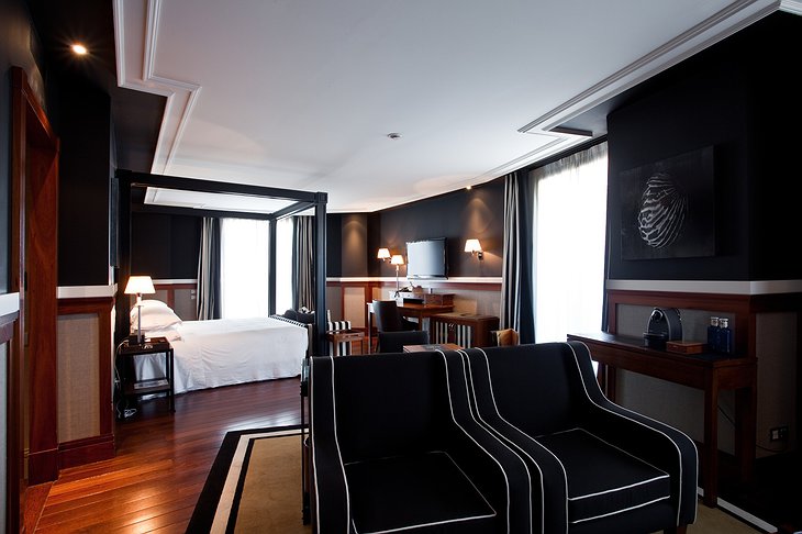 Hotel 1898 room