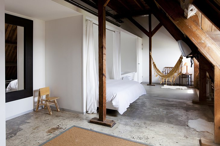 Attic room with hammock