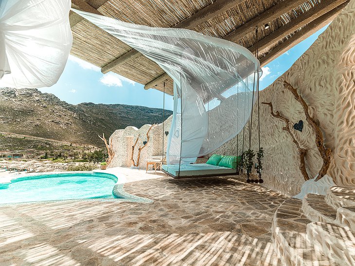 Calilo heart-shaped rock pool & hanging bed