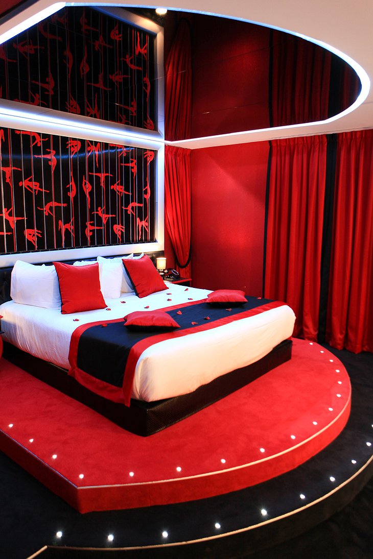 Seven Hotel red and black room