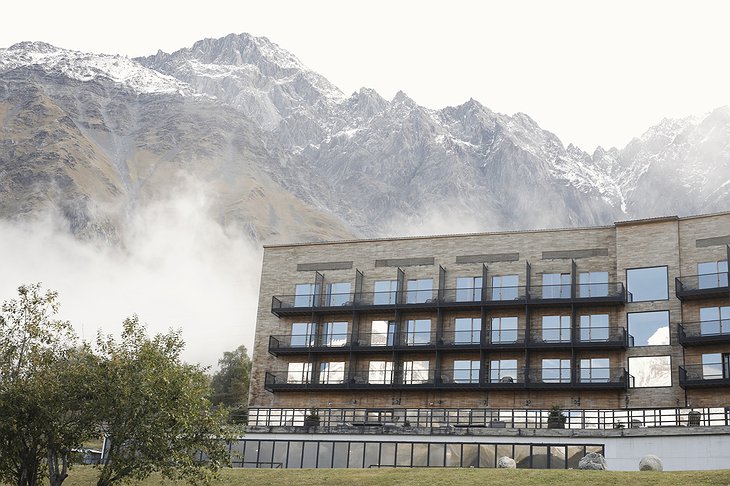 Rooms Hotel Kazbegi Facade and Mountains in the Background