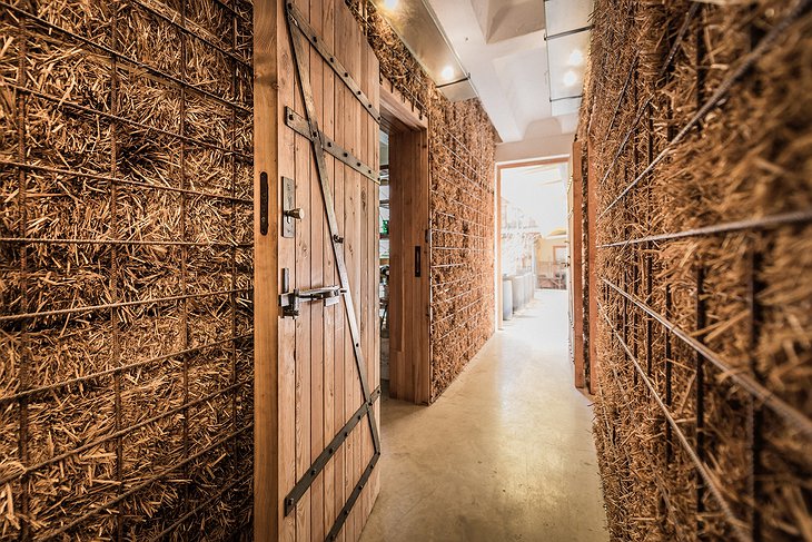 Wiener Gäste Zimmer Straw-Walled Corridors