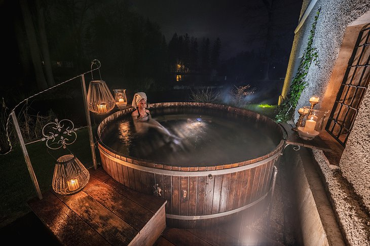Karpniki Castle Hot tub with thermal water