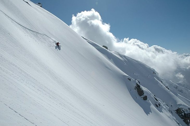 Skiing near the Deo Tibba Mountain