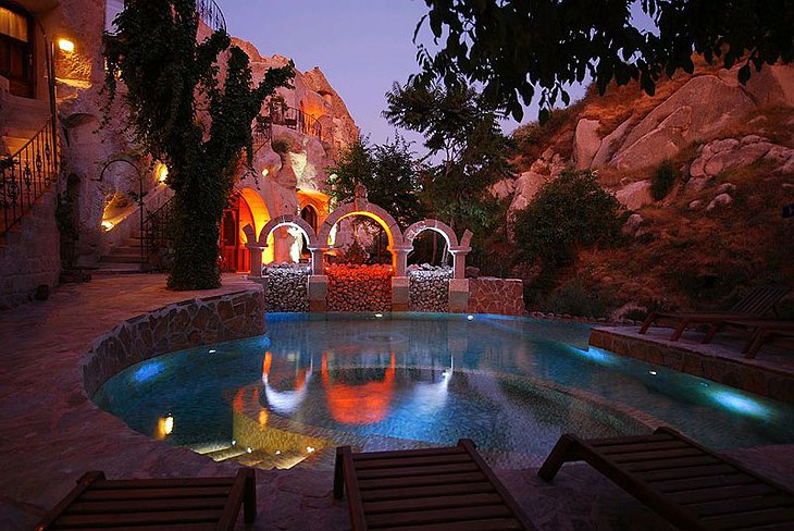 Gamirasu Cave Hotel swimming pool at night