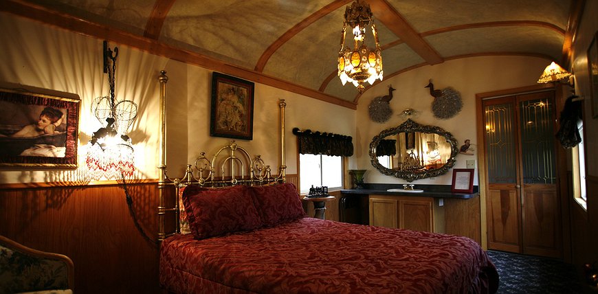 Aurora Express Bed and Breakfast - Renovated Vintage Railroad Carriages