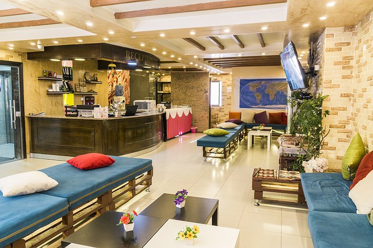 Petra Capsules Hostel Reception And Lounge
