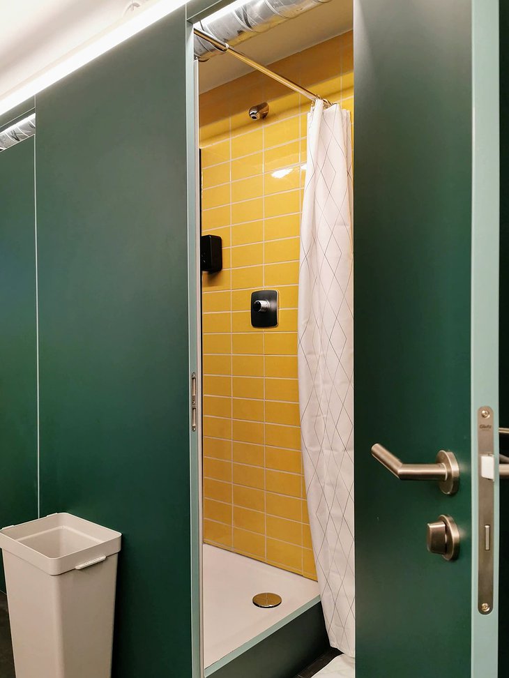Green Marmot Capsule Hotel Shower