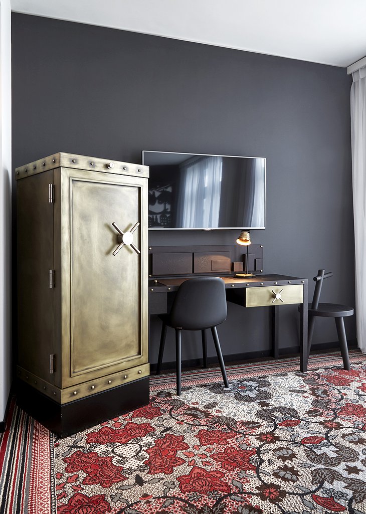 Deluxe Suite Swiss Safe