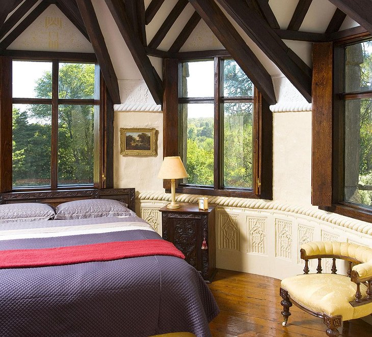 Thorngrove Manor Hotel room with round view on the nature