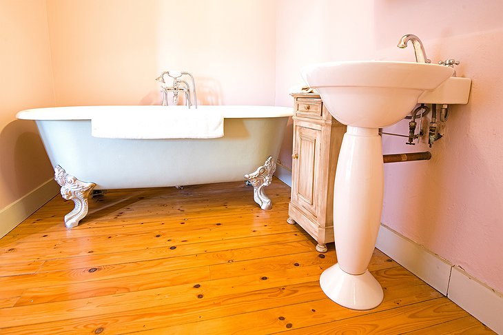 Vintage bathroom with tub