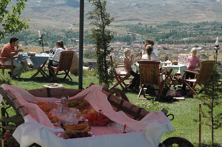 Elkep Evi dining in the garden