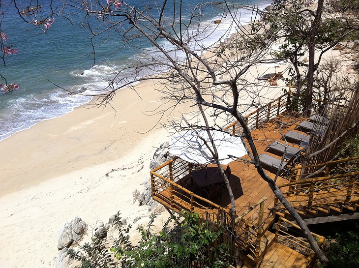 Xinalani Retreat beach deck