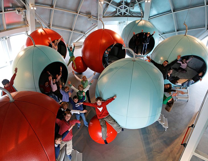 Atomium Kidsphere with children