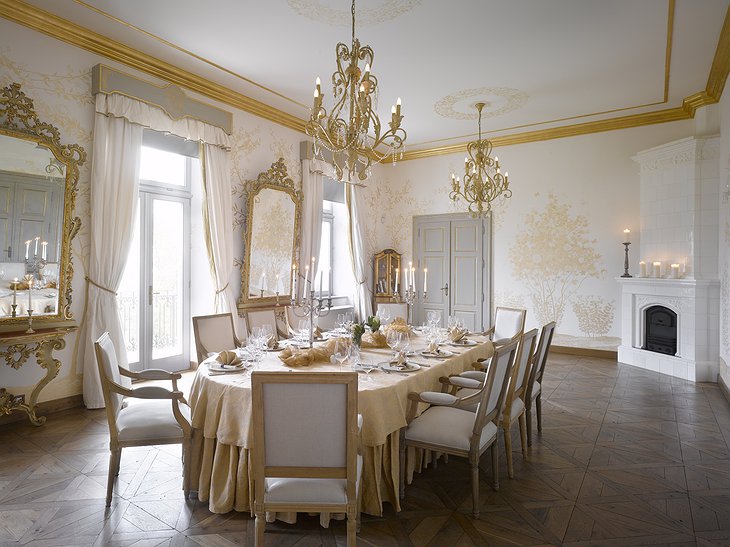 Chateau Mcely golden room