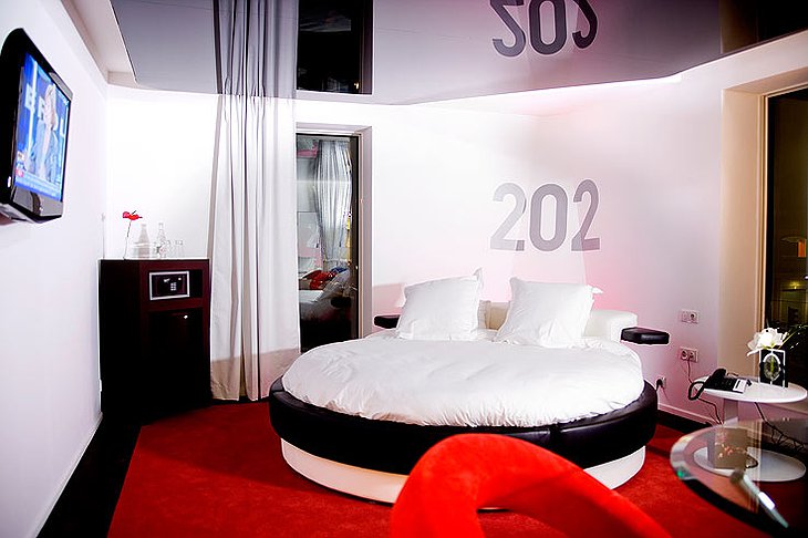 Seekoo Hotel room with round bed
