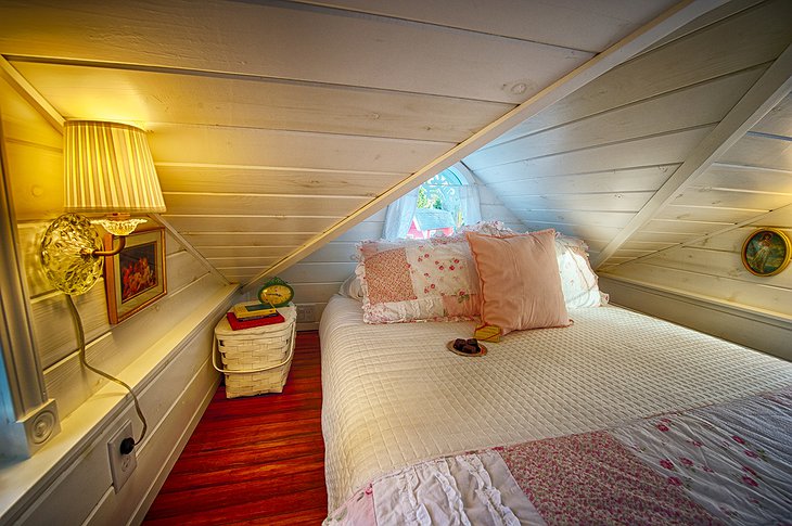 Tiny Digs Hotel - Tiny Cottage House Bedroom