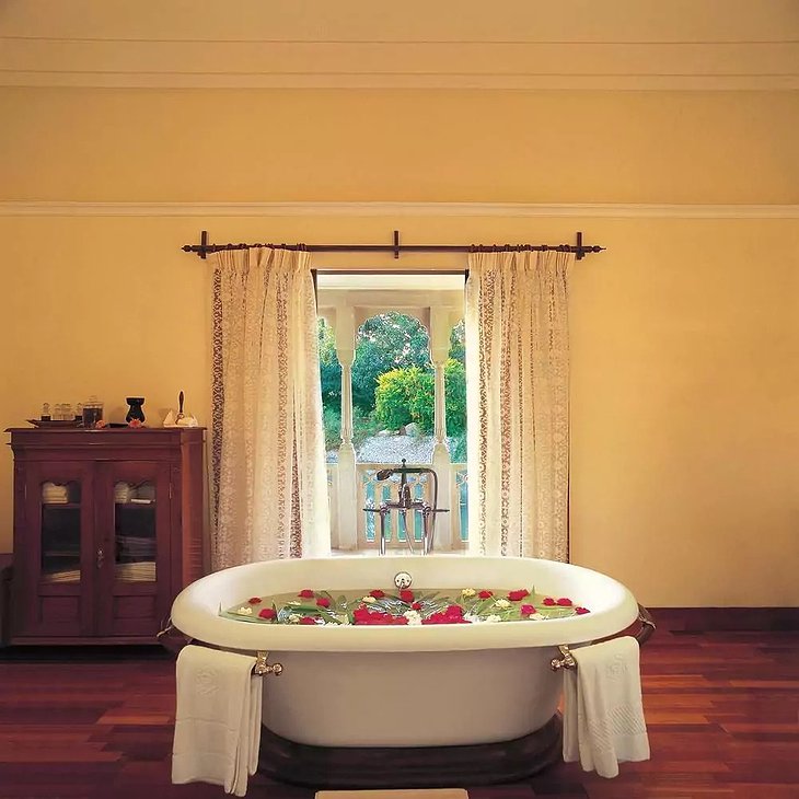 The Oberoi Vanyavilas bathroom with bathtub