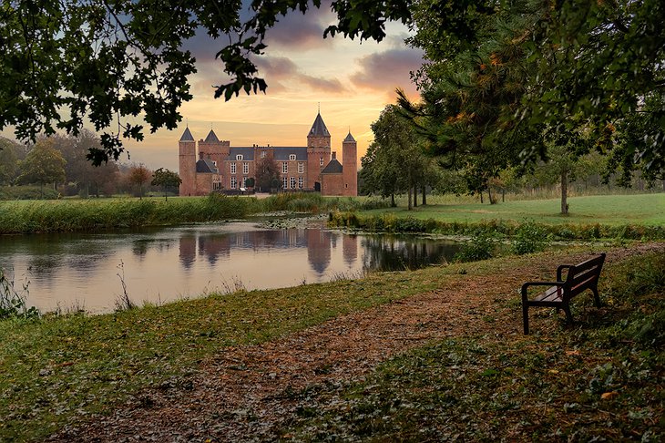 Stayokay Domburg Hostel Westhove Castle With Pond