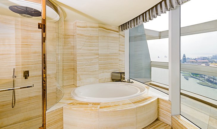 Sheraton Huzhou Hot Spring Resort bathroom