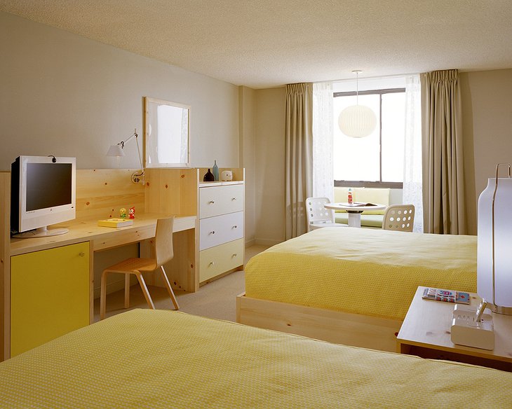 Hotel Tomo yellow room