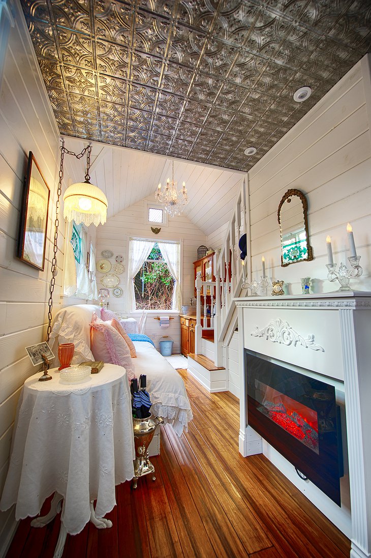 Tiny Digs Hotel - Tiny Cottage House Interior