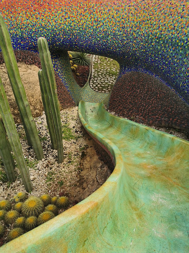 El Nido de Quetzalcóatl Garden Slide