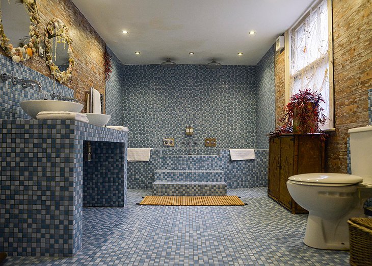 Hotel Pelirocco play room bathroom